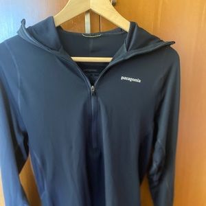 Patagonia men capilene/mesh 1/2 zip hooded top XS